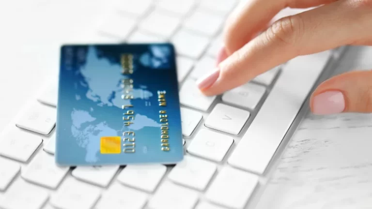 Cartes bancaires sur un clavier d'ordinateur