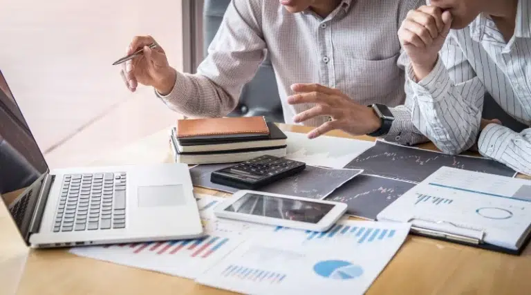 Deux personnes étudiants la bourse
